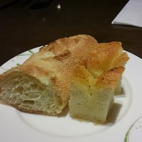 IL PINOLO SKY TERRACE 横浜 - ローズマリーのフォカッチャとバケット