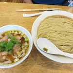 らーめんはや川 - 鶏と豚のつけ麺850円。 並盛225gも大盛300gもお値段は同じということで、大盛です。