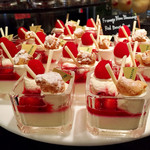 ザ・テラス - フロマージュブランのブランマンジェ 赤いベリーのソース（上）