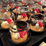 ザ・テラス - ゴルゴンゾーラと赤いベリーのカナッペ