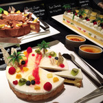 ザ・テラス - パッションフルーツとチョコレートのムース、マンゴーとココナッツのムース、黒糖ブリュレ、フルーツショートケーキ