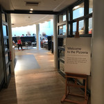 Pizzeria - 入り口はこちら。