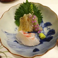うぶか - 向付：車海老（沖縄産）真鯛（大分産）大葉 紅蓼 山葵