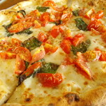 Pizzeria Formano - フィレット(モッツァレッラ、バジリコ・ミニトマト)