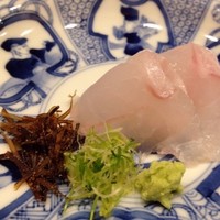 寿司つばさ - ◆アラ・・言わずと知れた高級魚。程よい噛みごたえで、噛むと旨みを感じますね。 塩昆布とわさびで頂きます。
