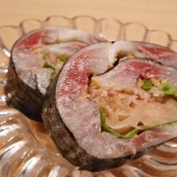 寿司つばさ - ◆鰯の酢〆を巻で・・海苔に酢で〆た鰯を並べ、ガリ・茗荷・胡麻・紫蘇等を挟んで巻いてあります。 鰯自体のお味もいいのですけれど、いろんな薬味の味が加味され、これ美味しい。