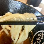 麺や すする - 結構スープからみます