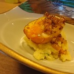 彌三郎 - 名物ポテサラには半熟煮卵が！