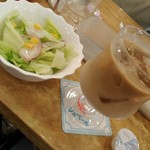 Shuberu - セットのドリンクとサラダ