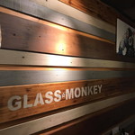 GLASS MONKEY - ウッド調のおしゃれな店内は間接照明のある落ち着いた空間。