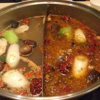 天香回味 赤坂別館 - 鍋は辛くない出汁と辛い出汁