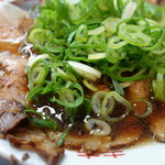 新福菜館 KiKi京橋店 - スープ表面の脂の層も厚いような。。。