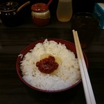 横浜家系らーめん 武術家 - おろしニンニクと豆板醤を入れまして思いっきりかき混ぜます。