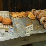 たま木亭 - 数量限定のカレーパンや、ベーコンハース・パンシューなど人気惣菜パンたち