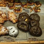 たま木亭 - 人気のほうじ茶黒豆クリームパンや、香ばしそうなクロッカン、ザマンドなど