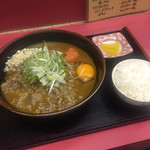 がんばり屋 - 肉カレーうどん大辛に生たまごトッピングと締め用の白飯小