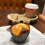 The Continental Bar St Pancras - 【レモンマフィン】（2.3£）/【イングリッシュティー】（2.2£）