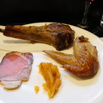 山猫軒 - 仔羊のスモークロースト エナドリ手羽のスモークロースト グラスフェッドビーフの炭火ローストビーフの 盛り合わせ  カポナータとパタータグラチナータ添え