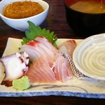 Yotteke - 日替り定食。刺身とコロッケ