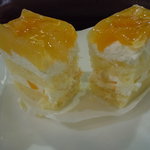 ヒロタスイーツカフェ - りんごと桃のケーキ分断