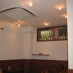 小ぎれいで落ち着いた雰囲気の店内