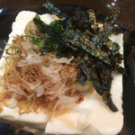 Sankai - 大焼鳥 塩ニンニク 250円 冷奴 100円 オニオンスライス 100円 ご飯 アラ汁とセットで 860円