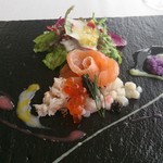 スカイレストラン ロンド - 日高産時鮭のマリネサーモンバラ造りと海の幸のマリネ イクラ キャビア レフォールの泡 サラダ添え