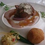 スカイレストラン ロンド - ニュージーランド産牛ヒレ肉のメダイヨンとフォワグラのアランチーニ 黒トリュフ 夏の温野菜添え