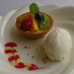 スカイレストラン ロンド - フルーツタルト 美瑛産ミルクアイス添え