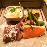 オステリア あんじゅ 西麻布 - 〈二皿目の前菜〉山形牛のカルネサラーダ、白桃と豆腐の白和えミント添え、穴子とゴボウのフリッタータ、茨城産放し飼いの鴨肉、時鮭の低温マリネ塩レモンかけ。