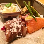 オステリア あんじゅ 西麻布 - 〈二皿目の前菜〉山形牛のカルネサラーダ、白桃と豆腐の白和えミント添え、穴子とゴボウのフリッタータ、茨城産放し飼いの鴨肉、時鮭の低温マリネ塩レモンかけ。