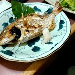大衆酒場 まるちゃん - お通し（鯛の塩焼き）