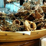 大衆酒場 まるちゃん - カウンター上の骨唐揚げ