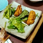 大衆酒場 まるちゃん - お通し（さつま揚げコーン入り）これが熱々で甘くて美味しい