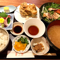 羅豚 はなれ - 海老のかき揚げと焼き豚サラダ御膳(お造り、海老のかき揚げ、焼き豚サラダ、枝豆御飯、豚汁、香の物、デザート)1080円 限定平日10食