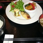 レストラン萩 - これが450円の朝プレート。きちんと箸置きもありました。