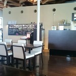 レストラン萩 - 店内はこんな感じです。席もゆったり。