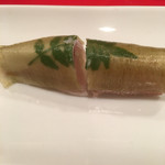 龍文支店 - 春子(小鯛)の握り。