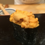 龍文支店 - 北海道産の殻付きウニを軍艦巻に…クセが全く無く美味しいです。