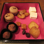 Restaurant Cinq - 小菓子(マカロン トリュフ 珈琲豆チョコ マカダミアンクッキー マシュマロ キャラメルなど)(夜の6000円コース)