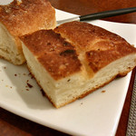 Restaurant Cinq - コースに付くフォカッチャ(夜の6000円コース)