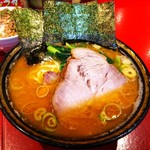 ラーメン 厚木家 - ラーメン並＋極上チャーシュー。 ￥640＋￥200 極上チャーシューの下に小ぶりなスモーキーが2枚隠れてました♪