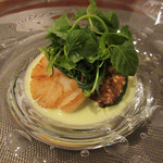 Restaurant Cinq - 2】北海道ホタテのポワレとズッキーニ アスパラ芯のヴルーテ。丘ひきじ/ペリーラ(夜の6000円コース)