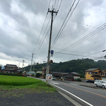 そば処 松 - 小さな看板を見落としたら左側のなつこ美容室の駐車場の看板を右に入ります。