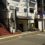 レストラン はせくら - お店入口。半地下のような階段をおります。