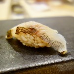 あま木 - ［2017/07］寿司⑦ いさきの握り 赤酢