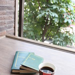 ペーパーバックカフェ - コーヒーを飲みながらお気に入りの一冊を。