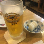 もつ焼き 仁科 - 晩酌セットのビールと小鉢の板わさ