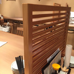 Niwakaya Chousuke - 横長のテーブルを衝立で簡単に仕切る方式