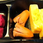 Nihombashi Hiyama - 日山 東京駅店 ハンバーグ弁当の副菜の玉子焼き・ソーセージ・柴漬け